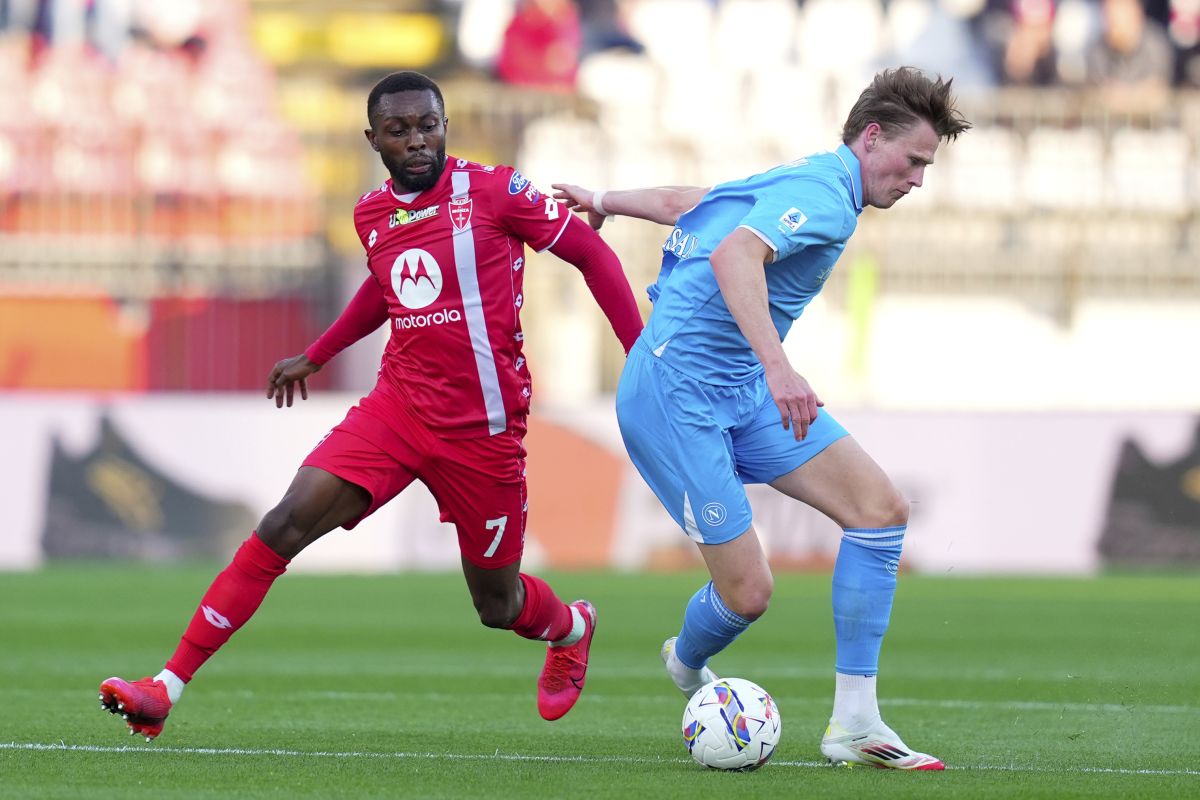 Napoli's Scott McTominay, right, and Monza's Jean-Daniel Akpa Akpro in action during the Serie A soccer match between Monza and Napoli at U-Power Stadium in Monza, Italy, Saturday April 19, 2025. (Spada/LaPresse via AP)