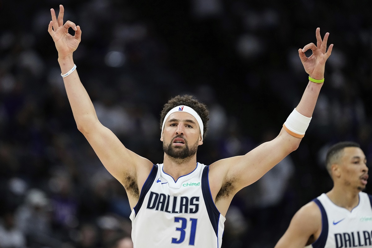 Dallas Mavericks guard Klay Thompson (31) reacts after making a 3-point basket against the Sacramento Kings during the second half of an NBA play-in tournament basketball game Wednesday, April 16, 2025, in Sacramento, Calif. (AP Photo/Godofredo A. Vásquez)