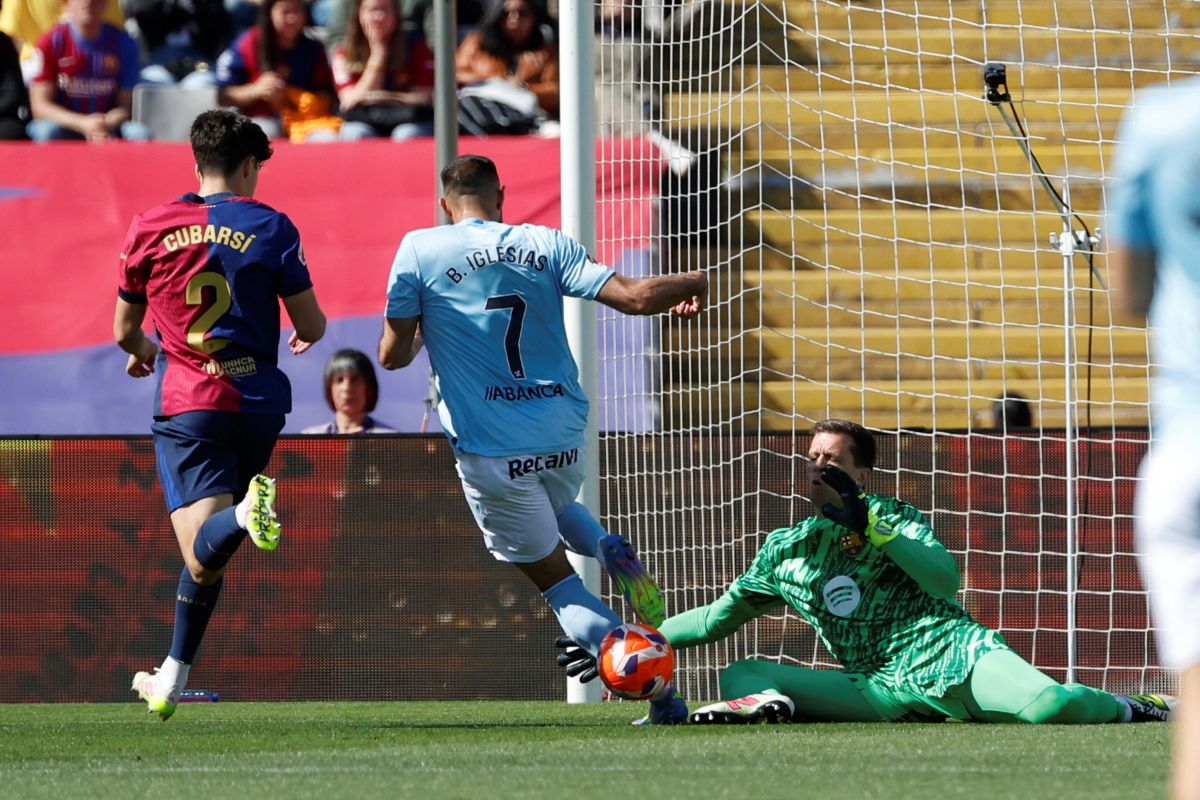 Barcelona's Pau Cubarsi, left, challenges for the ball with Celta's Borja Iglesias during a Spanish La Liga soccer match between Barcelona and Celta de Vigo at the Lluis Companys Olympic stadium in Barcelona, Spain, Saturday, April 19, 2025. (AP Photo/Joan Monfort)