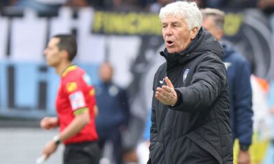 Atalanta's head coach Gian Piero Gasperini shouts instructions during the Serie A soccer match between Atalanta and Lazio at the Gewiss Stadium in Bergamo, Italy, Sunday, April 6, 2025. (Stefano Nicoli/LaPresse via AP)