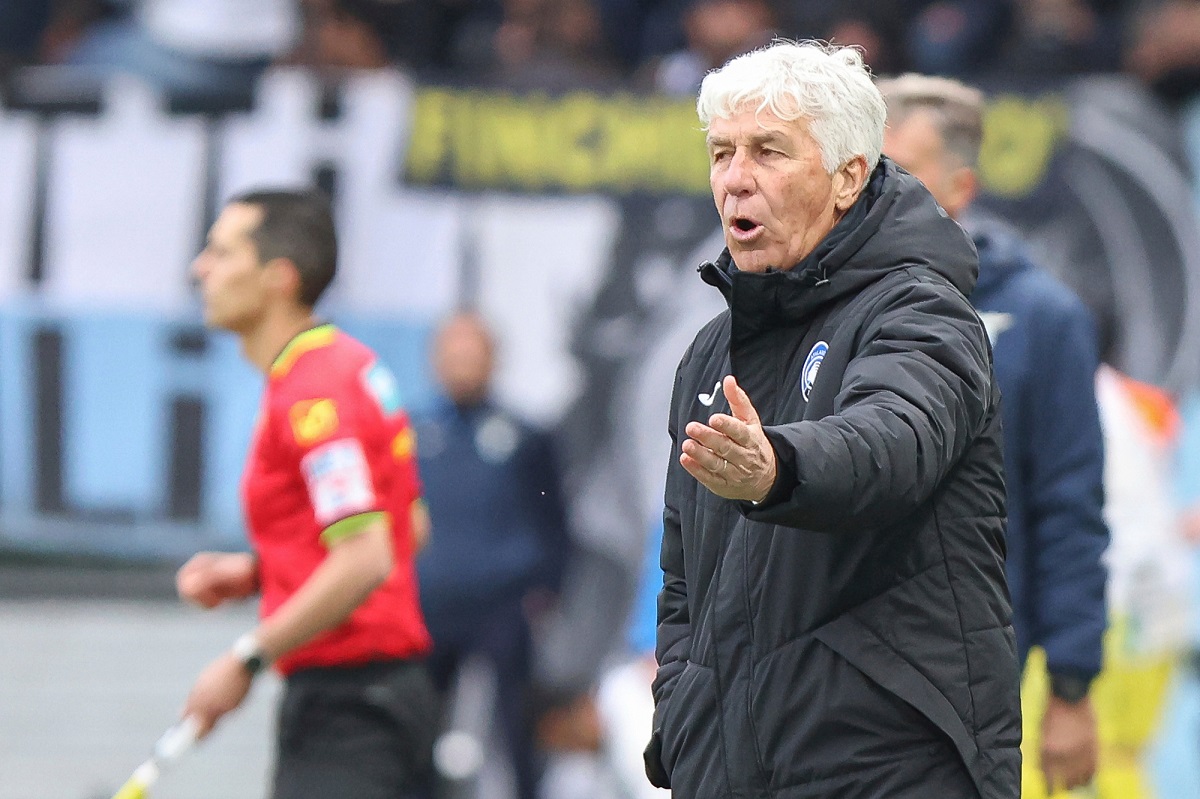 Atalanta's head coach Gian Piero Gasperini shouts instructions during the Serie A soccer match between Atalanta and Lazio at the Gewiss Stadium in Bergamo, Italy, Sunday, April 6, 2025. (Stefano Nicoli/LaPresse via AP)