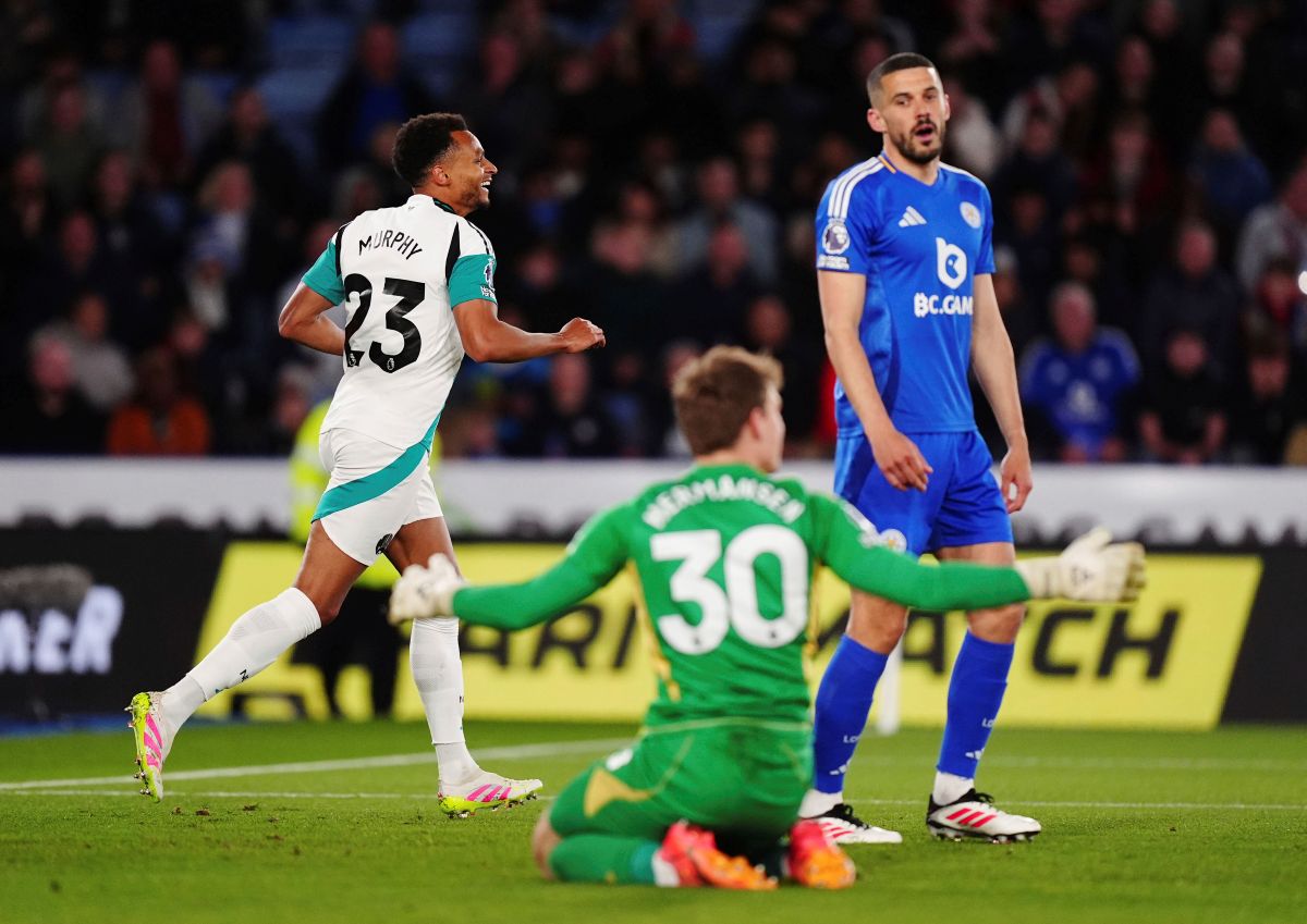 Newcastle United's Jacob Murphy, left, celebrates scoring their side's second goal of the game during the English Premier League soccer match between Leicester City and Newcastle United at the King Power Stadium, Leicester, England, Monday, April 7, 2025. (Mike Egerton/PA via AP)