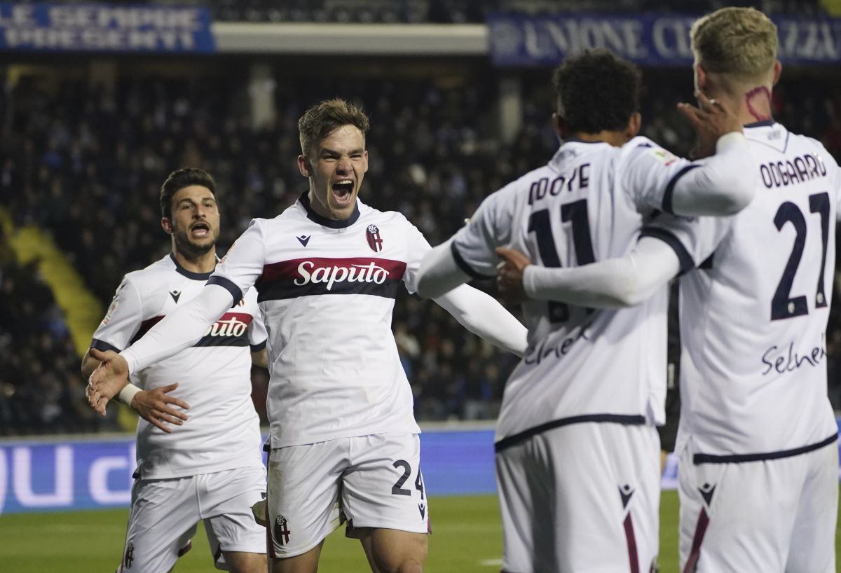 Bologna's Thijs Dallinga, second left, scores their side's third goal of the game during the Italian Cup, semi-final, first leg soccer match between Empoli and Bologna at the Renato Castellani stadium, in Empoli, Italy, Tuesday April 1, 2025. (Marco Bucco/LaPresse via AP)