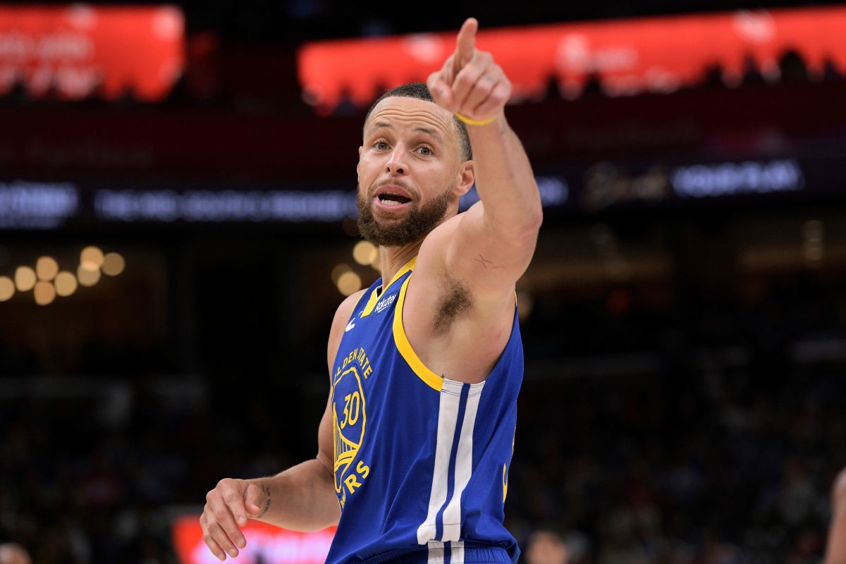 Golden State Warriors guard Stephen Curry (30) reacts in the second half of an NBA basketball game against the Memphis Grizzlies Tuesday, April 1, 2025, in Memphis, Tenn. (AP Photo/Brandon Dill)