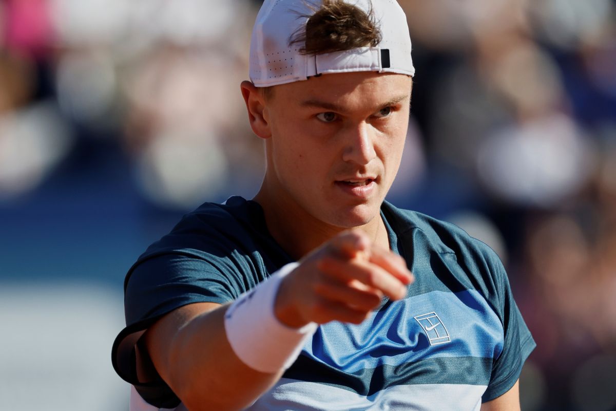 Denmark's Holger Rune reacts during the ATP Barcelona Open tennis final against Spain's Carlos Alcaraz in Barcelona, Spain, Sunday, April 20, 2025. AP Photo/Joan Monfort)