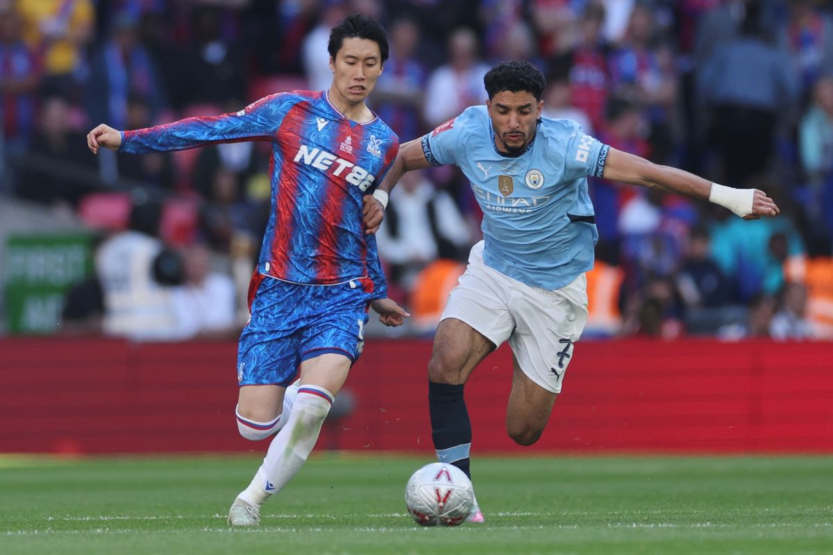 Crystal Palace's Daichi Kamada, left, and Manchester City's Omar Marmoush fight for the ball during the FA Cup final between Manchester City and Crystal Palace at the Wembley Stadium in London, Saturday, May 17, 2025. (AP Photo/Ian Walton)