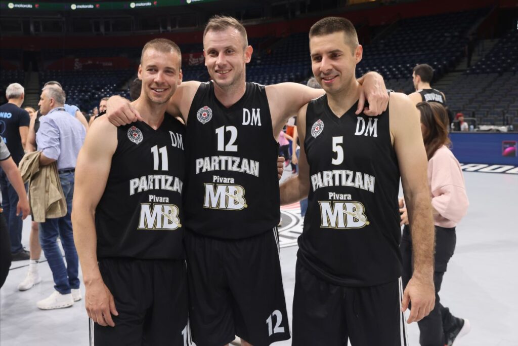 UROS TRIPKOVIC, NOVICA VELICKOVIC, MILENKO TEPIC kosarkasi veterana Partizana na utakmici protiv Valensije u hali Stark Beogradska arena, Beograd 12.04.2024. godine Foto: Marko Metlas Kosarka, Partizan, Veterani, Valensija