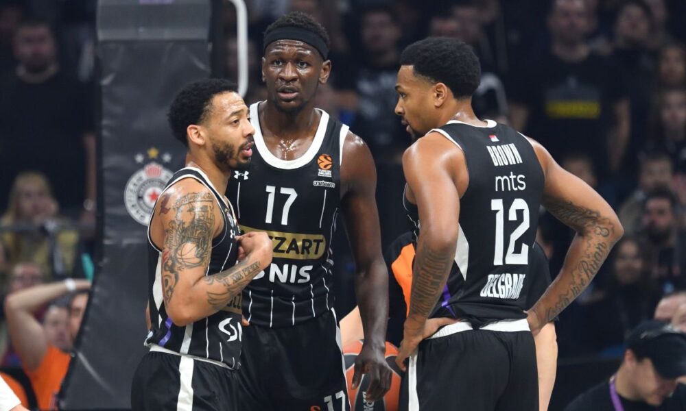 CARLIK JONES Karlik Dzons, ISAAC BONGA Ajzak Bonga, STERLING BROWN Sterling Braun kosarkasi Partizana na utakmici Evrolige protiv Pariza u hali Beogradska arena, Beograd 22.01.2025. godine Foto: Marko Metlas Kosarka, Partizan, Evroliga, Pariz