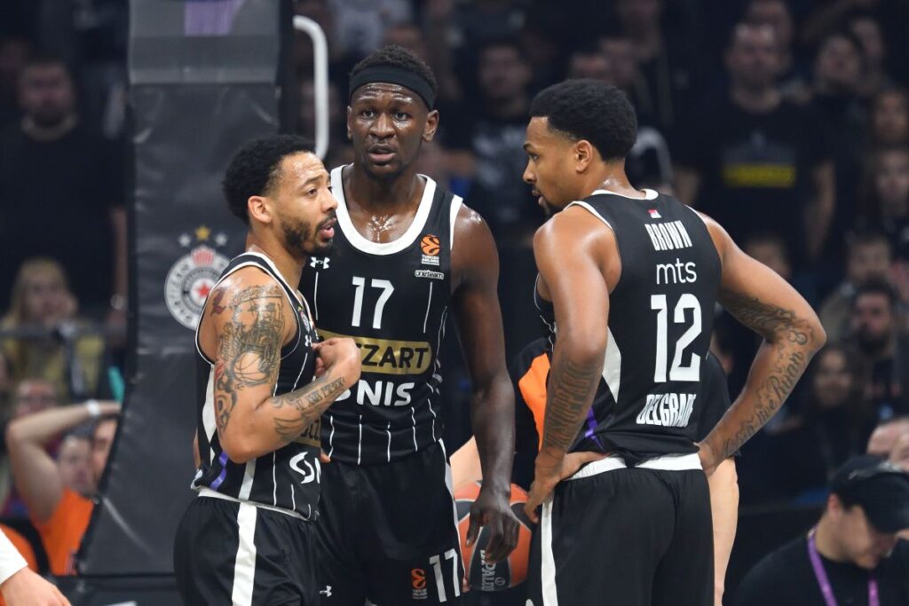CARLIK JONES Karlik Dzons, ISAAC BONGA Ajzak Bonga, STERLING BROWN Sterling Braun kosarkasi Partizana na utakmici Evrolige protiv Pariza u hali Beogradska arena, Beograd 22.01.2025. godine Foto: Marko Metlas Kosarka, Partizan, Evroliga, Pariz