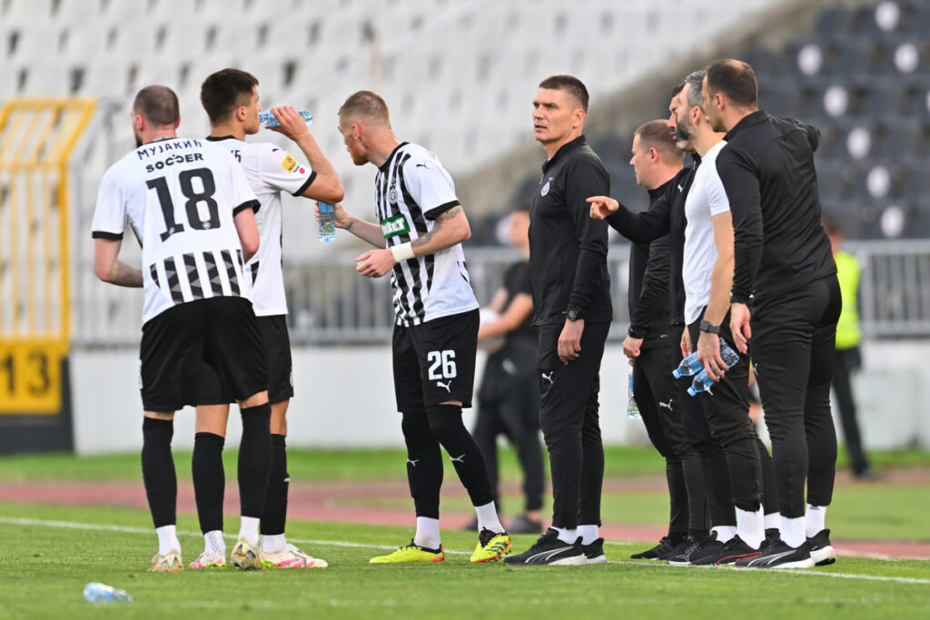 SRDJAN BLAGOJEVIC trener fudbalera Partizana na utakmici Superlige Prvenstva Srbije protiv OFK Beograda na stadionu Partizana, Beograd 23.04.2025. godine Foto: Marko Metlas Fudbal, Partizan, Superliga Prvenstvo Srbije, OFK Beograd