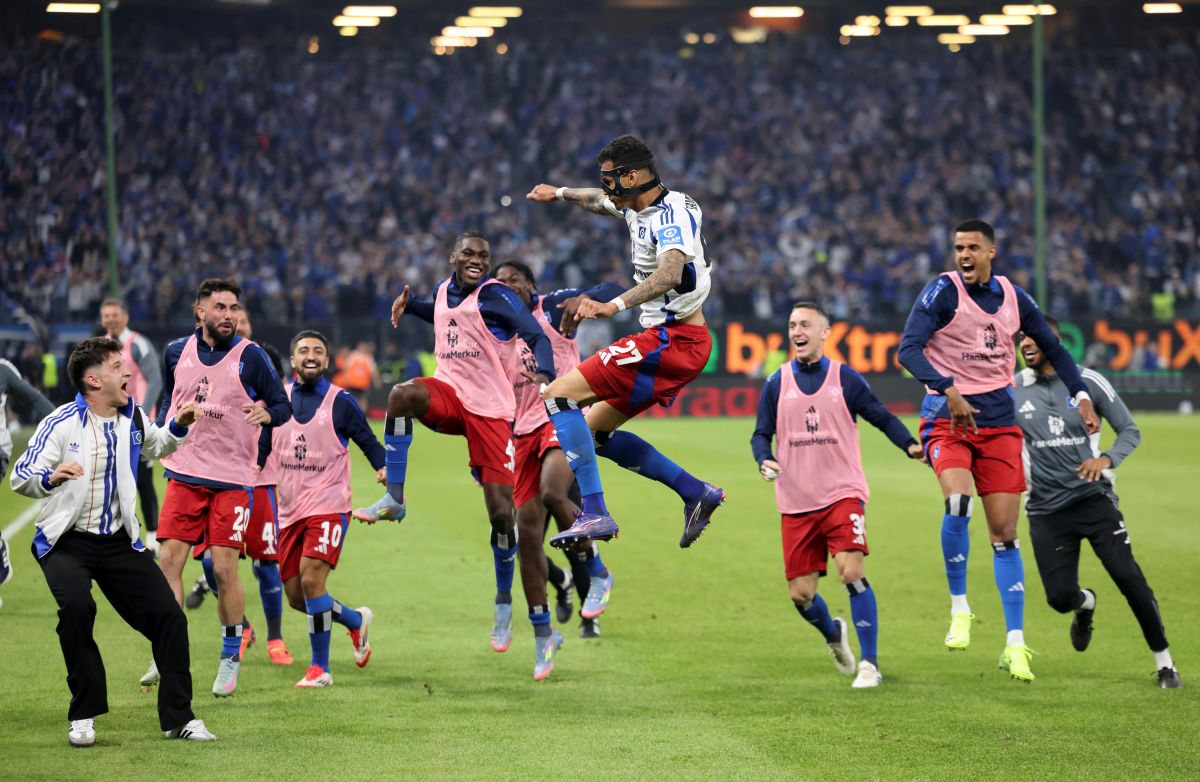 Hamburg's Davie Selke celebrates his goal during a Bundesliga 2 soccer game between Hamburger SV and SSV Ulm 1846 in Hamburg, Germany, Saturday, May 10, 2025. (Christian Charisius/dpa via AP)