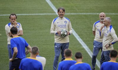 Inter Milan's head coach Simone Inzaghi, center, speaks with his players during a training session ahead of the Champions League final soccer match between Paris Saint-Germain and Inter Milan in Munich, Germany, Friday, May 30, 2025. (AP Photo/Martin Meissner)
