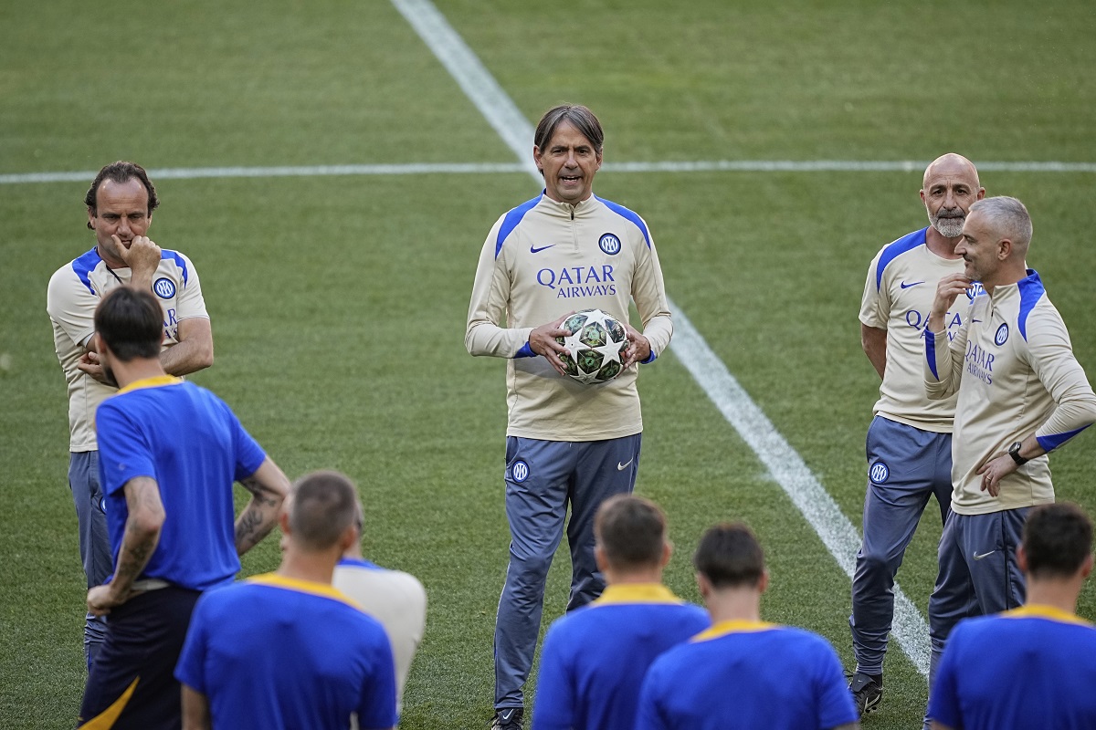 Inter Milan's head coach Simone Inzaghi, center, speaks with his players during a training session ahead of the Champions League final soccer match between Paris Saint-Germain and Inter Milan in Munich, Germany, Friday, May 30, 2025. (AP Photo/Martin Meissner)