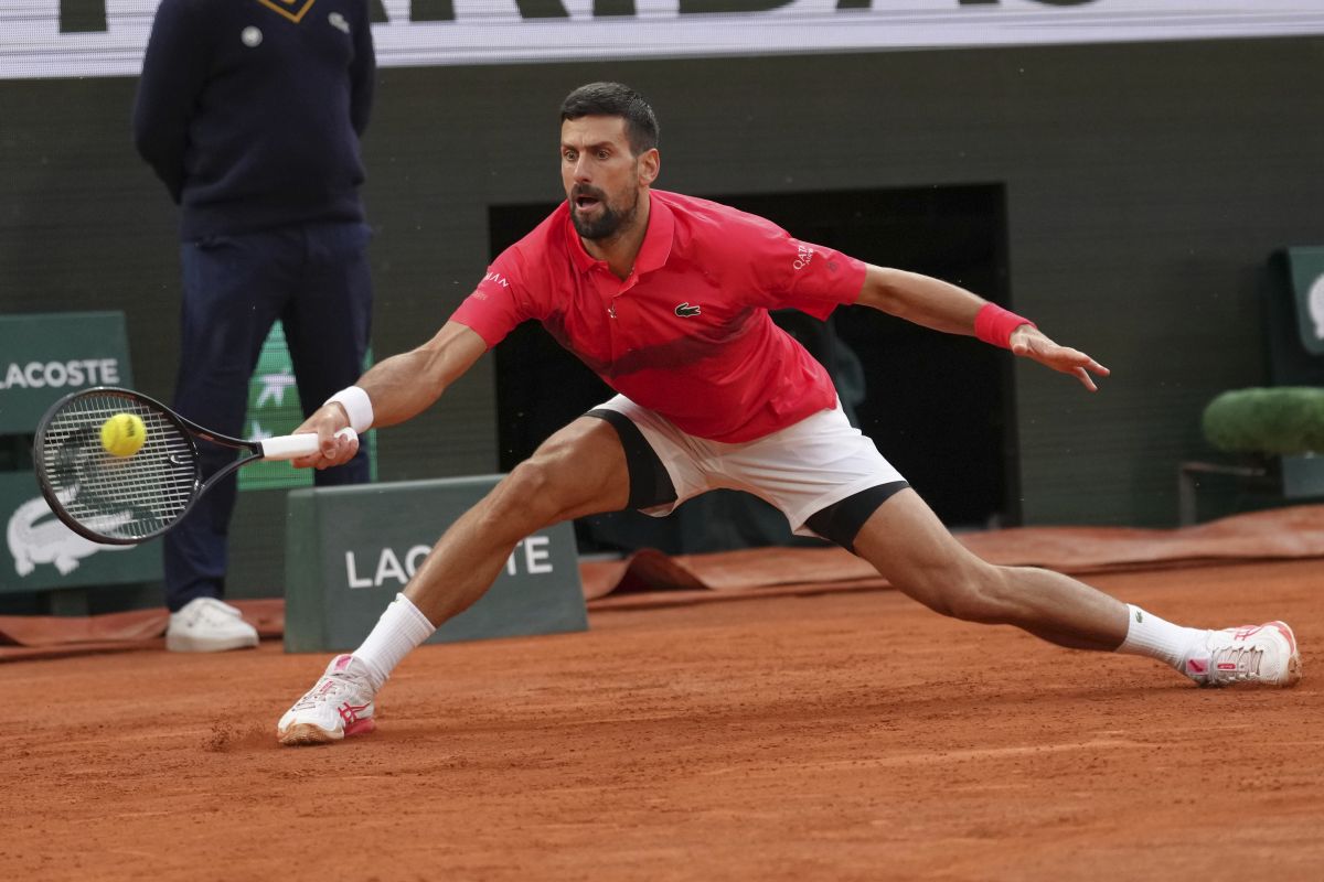 Serbia's Novak Djokovic plays a shot against Germany's Alexander Zverev during their quarterfinal match of the French Tennis Open at the Roland-Garros stadium in Paris, Wednesday, June 4, 2025. (AP Photo/Aurelien Morissard)