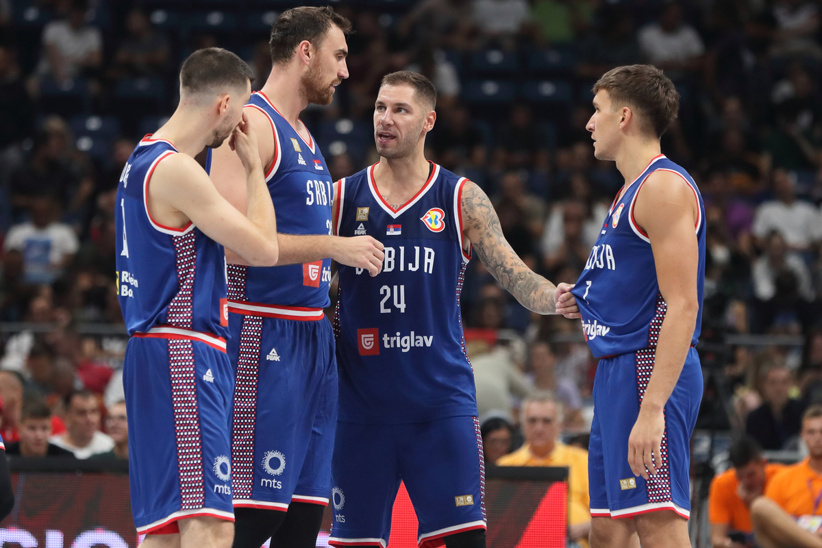 OGNJEN DOBRIC, NIKOLA MILUTINOV, STEFAN JOVIC, BOGDAN BOGDANOVIC RADOST kosarkasa reprezentacije Srbije na prijateljskoj utakmici pred FIBA Svetsko prvenstvo 2023 protiv Portorika u hali Stark Beogradska arena, Beograd 16.08.2023. godine Foto: Marko Metlas Kosarka, Srbija, Portoriko, Prijateljska utakmica