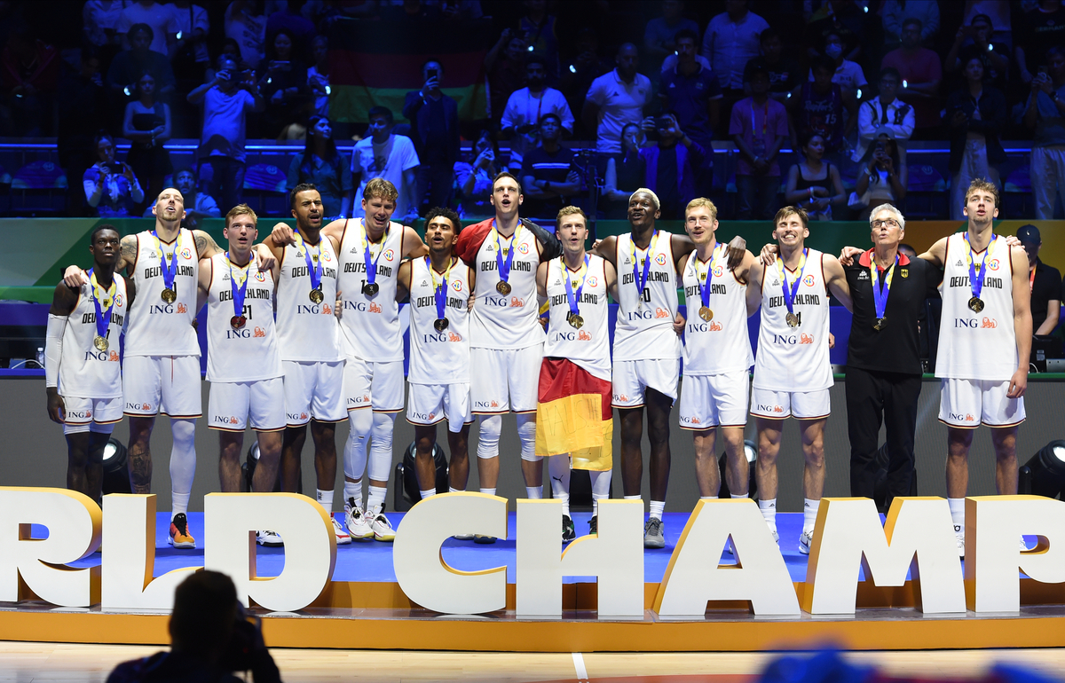 Kosarkasi reprezentacije Nemacke, proslavljaju pobedu na utakmici finala FIBA Svetskog prvenstva protiv Srbije, u MOA Arena. Manila, 10.09.2023. photo: Nebojsa Parausic / MN press photo Kosarka, FIBA World Cup, Srbija, Nemacka