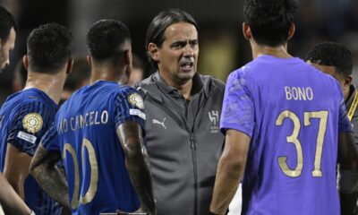 Al-Hilal manager Simone Inzaghi talks to his players during the Club World Cup round of 16 soccer match between Manchester City and Al Hilal in Orlando, Fla., Monday, June 30, 2025. (AP Photo/Phelan Ebenhack)