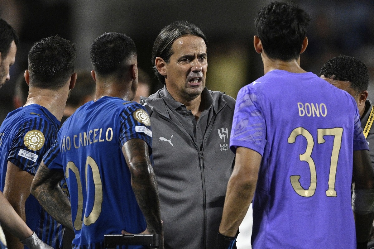 Al-Hilal manager Simone Inzaghi talks to his players during the Club World Cup round of 16 soccer match between Manchester City and Al Hilal in Orlando, Fla., Monday, June 30, 2025. (AP Photo/Phelan Ebenhack)
