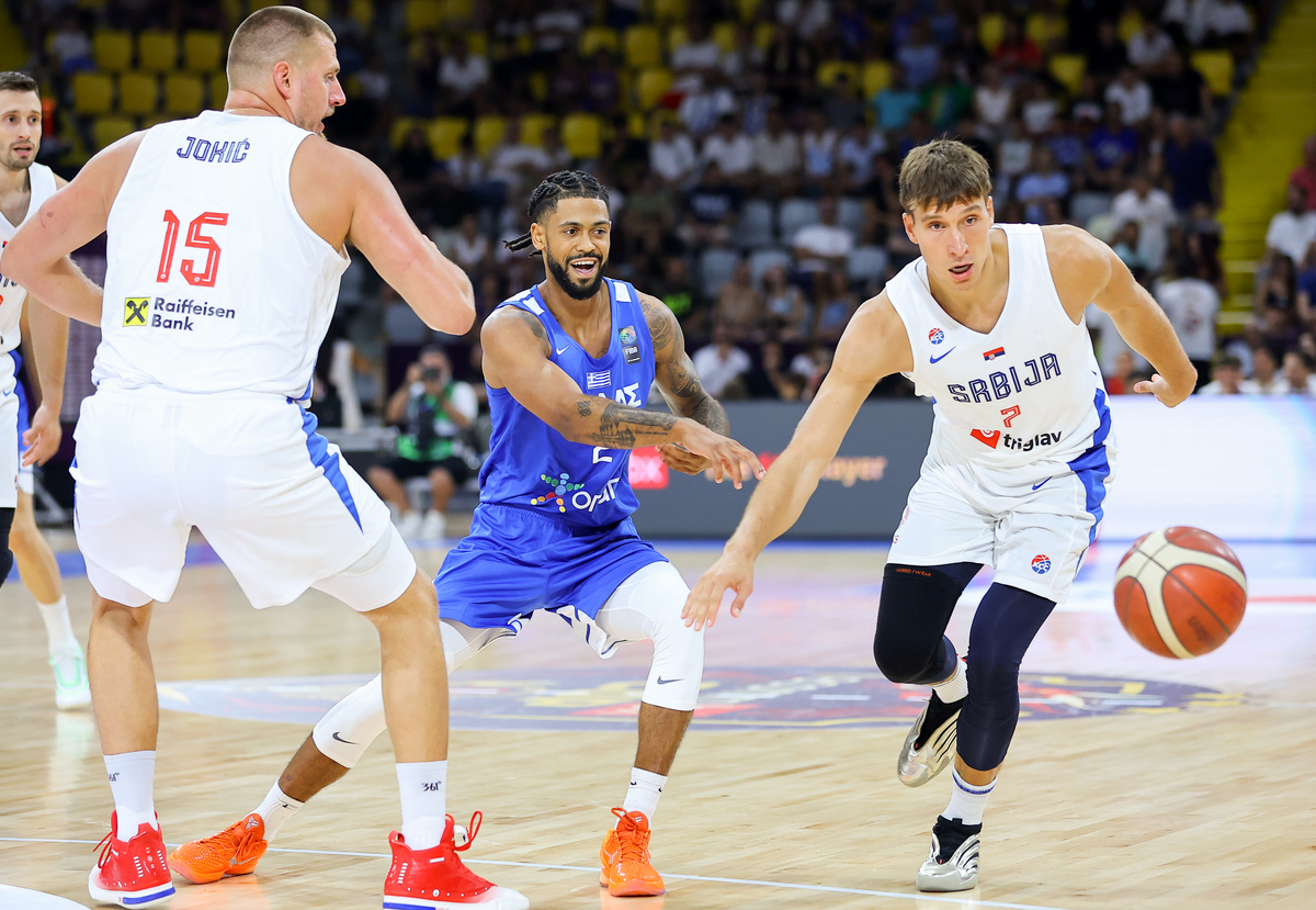 BOGDAN BOGDANOVIC kosarkas reprezentacije Srbije na prijateljskoj utakmici protiv TYLER DORSEY Tajler Dorsi iz Grcke u Spiris Kipriani Areni, Limasol 09.08.2025. godine Foto: EK / MN PRESS KOSARKA, BASKETBALL, KSS, SRBIJA, SERBIA, GRCKA, GREECE, MEDJUNARODNA PRIJATELJSKA, INTERNATIONAL FRIENDLY, ECOMMBX CUP