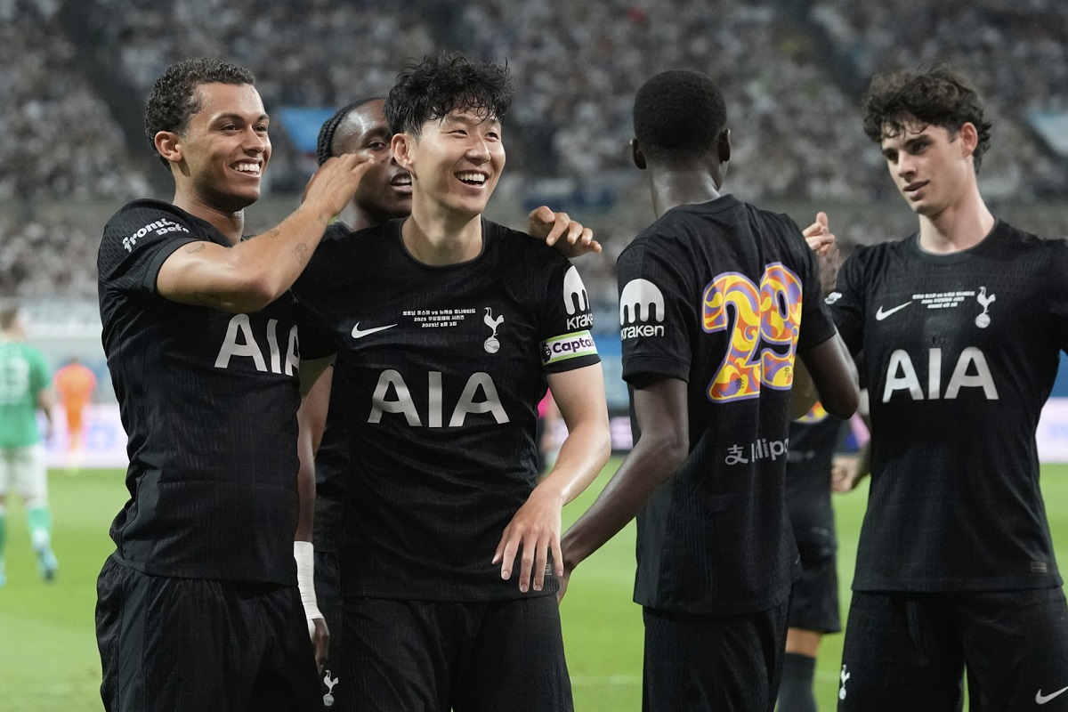 Tottenham Hotspur's Brennan Johnson, left, celebrates with his teammate Son Heung-min after scoring a goal against Newcastle United during the pre-season friendly match at Seoul World Cup Stadium in Seoul, South Korea, Sunday, Aug. 3, 2025. (AP Photo/Ahn Young-joon)