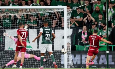Legia Warsaw's Pawel Wszolek, right, scores his sides second goal against Hibernian during the UEFA Conference League playoff soccer match at Easter Road, Thursday, Aug. 21, 2025, in Edinburgh, Scotland. (Andrew Milligan/PA via AP)