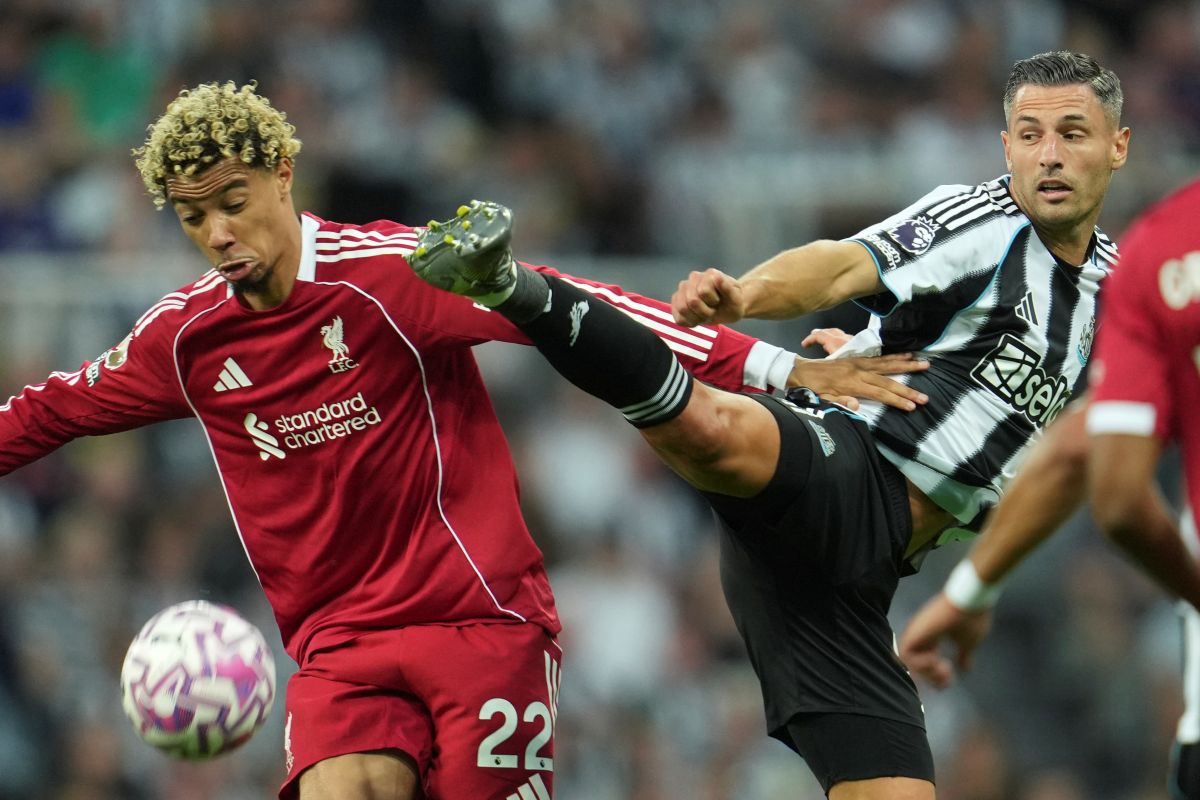 Liverpool's Hugo Ekitike, left, and Newcastle's Fabian Schaer fight for the ball during the Premier League soccer match between Newcastle and Liverpool in Newcastle, England, Monday, Aug. 25, 2025. (AP Photo/Jon Super)
