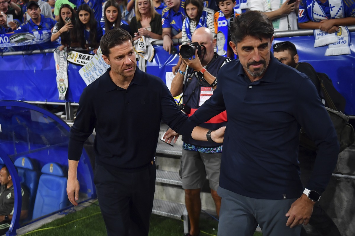 Real Madrid's head coach Xabi Alonso, left, greets Oviedo's coach Veljko Paunovic prior to a Spanish La Liga soccer match between Real Oviedo and Real Madrid at Carlos Tartiere stadium in Oviedo, Spain, Sunday, Aug. 24, 2025. (AP Photo/Miguel Oses)