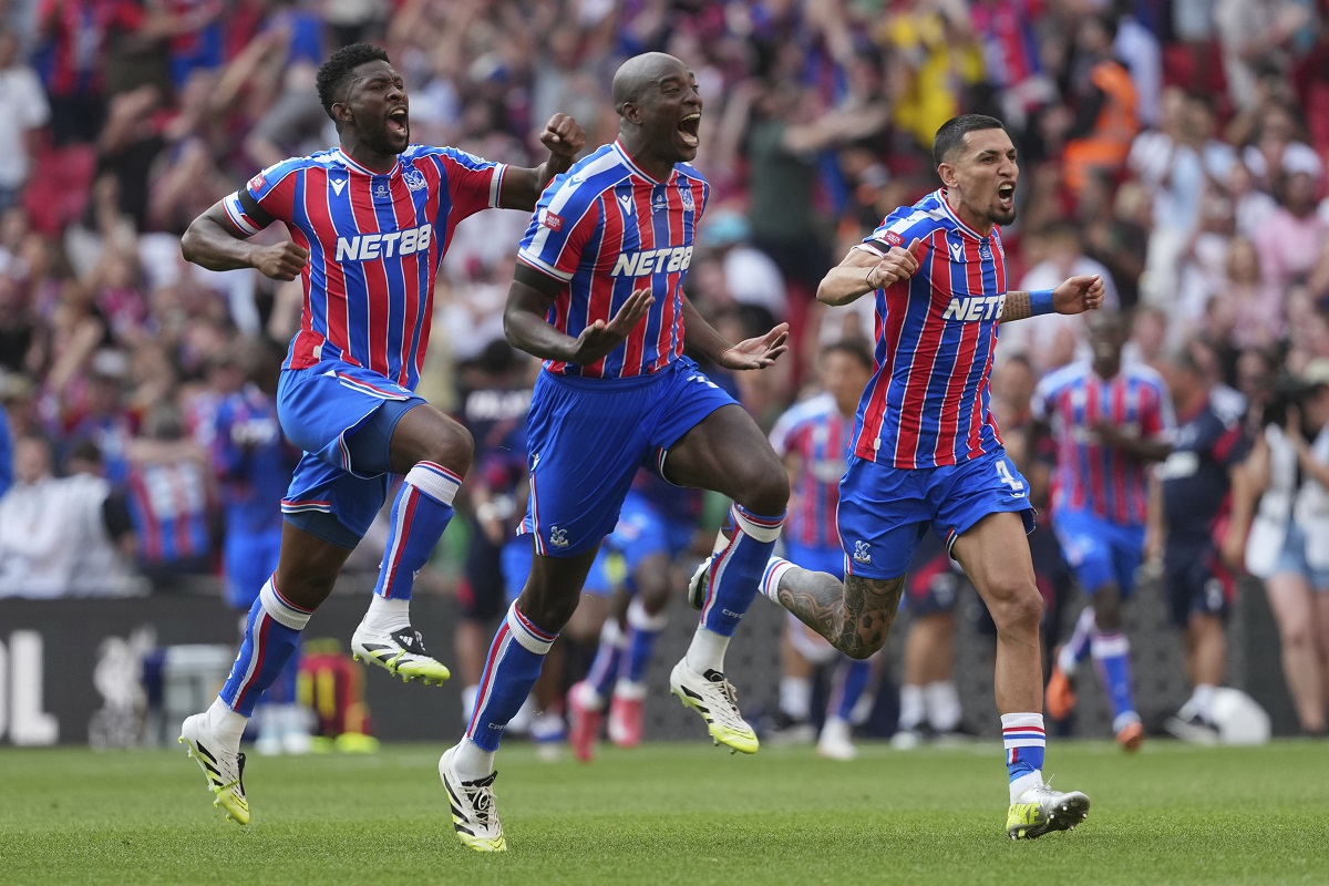 Crystal Palace players celebrate after winning in penalty shootout during the FA Community Shield final soccer match between Liverpool and Crystal Palace at Wembley Stadium in London,Sunday, Aug. 10, 2025. (AP Photo/Dave Shopland)