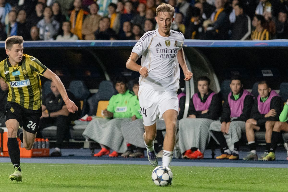 Real Madrid's Dean Huijsen, right, controls the ball as Kairat's Alexander Mrynskiy tries to stop him during the Champions League opening phase soccer match between Kairat Almaty and Real Madrid at Ortalyk stadium in Almaty, Kazakhstan, Tuesday, Sept. 30, 2025. (AP Photo/Alikhan Sariyev)