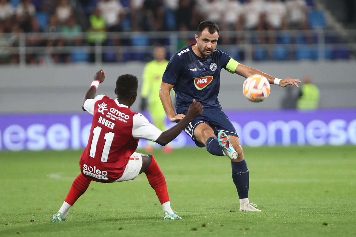 GORAN ANTONIC fudbaler TSC Backa Topola na utakmici kvalifikacija za Ligu Sampiona protiv ROGER FERNANDES Rodzer Fernandes iz Brage na TSC Areni, Backa Topola 15.08.2023. godine Foto: Ivica Veselinov / MN PRESS FUDBAL, FOOTBALL, UEFA CHAMPIONS LEAGUE QUALIFICATIONS, LIGA SAMPIONA, KVALIFIKACIJE, TSC BACKA TOPOLA, SC BRAGA, TSC ARENA
