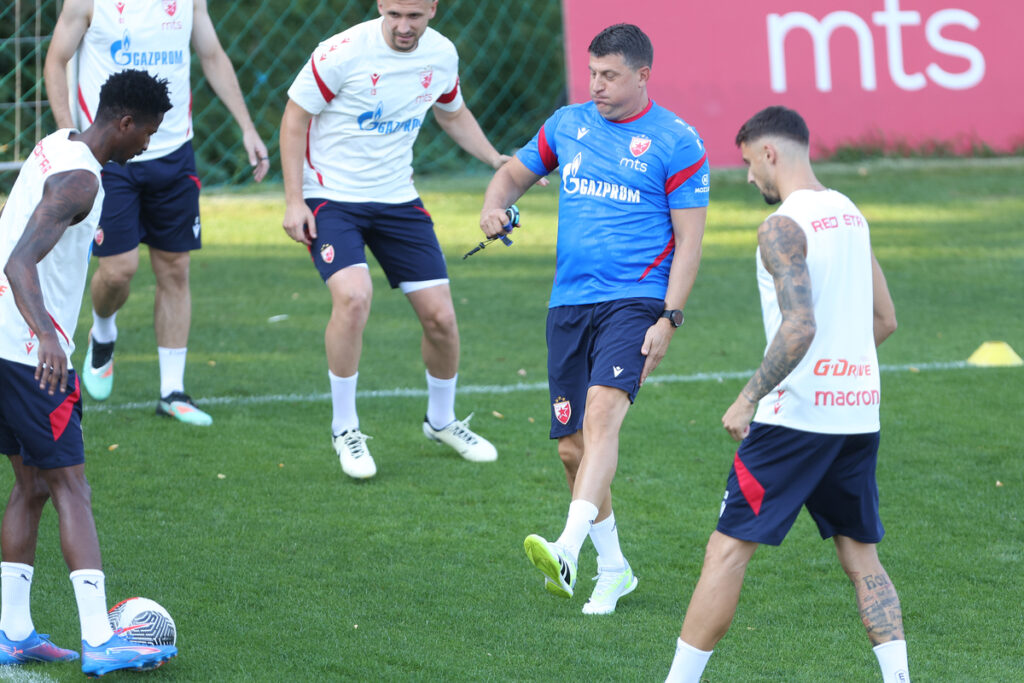VLADAN MILOJEVIC trener fudbalera Crvene Zvezde na treningu pred utakmici kvalifikacija za UEFA Ligu Sampiona protiv Leha na stadionu Rajko Mitic, Beograd 11.08.2025. godine Foto: Ivica Veselinov / MN PRESS FUDBAL, FOOTBALL, UEFA CHAMPIONS LEAGUE, LIGA SAMPIONA, CRVENA ZVEZDA, RED STAR