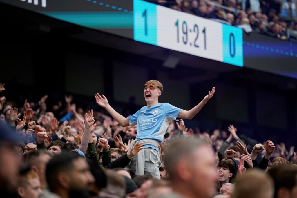 A Manchetser City fan reacts after a first goal during the Premier League soccer match between Manchester City and Manchester United in Manchester, England, Sunday, Sept. 14, 2025. (AP Photo/Dave Thompson)