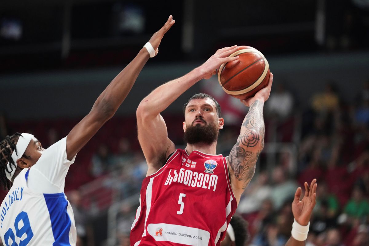 Georgia's Alexander Mamukelashvili tries to shoot while defended by France's Bilal Coulibaly during the Eurobasket, European Basketball Championship round of 16 match between France and Georgia at the Riga Arena in Riga, Latvia, Sunday, Sept. 7, 2025. (AP Photo/Sergei Grits)