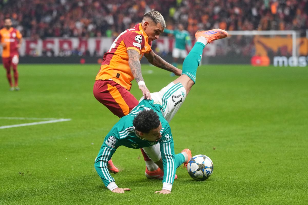 Galatasaray's Lucas Torreira, left, and Liverpool's Curtis Jones fight for the ball during the Champions League opening phase soccer match between Galatasaray and Liverpool at the Ali Sami Yen stadium, in Istanbul, Turkey, Tuesday, Sept. 30, 2025. (AP Photo/Francisco Seco)