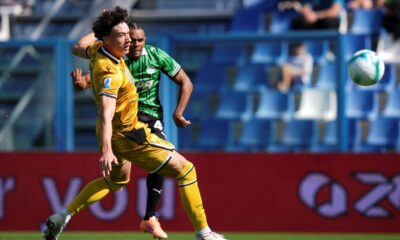 Sassuolo's Armand Lauriente, right, shoots to score his side's second goal during a Serie A soccer match between Sassuolo and Udinese at the Mapei Stadium, in Reggio Emilia, Italy, Sunday, Sept. 28, 2025. (Massimo Paolone/LaPresse via AP)