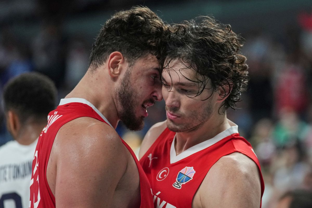 Turkey's Alperen Sengun, left, and Turkey's Cedi Osman celebrate after scoring during the Eurobasket, European Basketball Championship semi-final match between Greece and Turkey at the Riga Arena in Riga, Latvia, Friday, Sept. 12, 2025. (AP Photo/Sergei Grits)