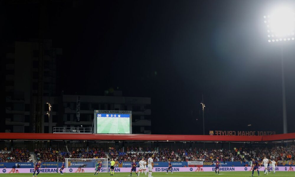 Valencia's Copete, center, controls the ball during a Spanish La Liga soccer match between FC Barcelona and Valencia at the Johan Cruyff stadium in Barcelona, Spain, Sunday, Sept. 14, 2025. (AP Photo/Joan Monfort)