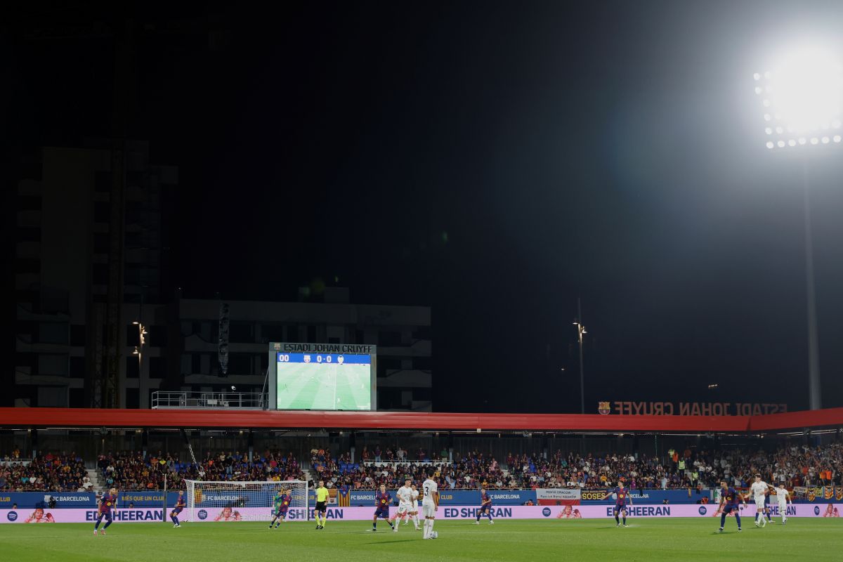Valencia's Copete, center, controls the ball during a Spanish La Liga soccer match between FC Barcelona and Valencia at the Johan Cruyff stadium in Barcelona, Spain, Sunday, Sept. 14, 2025. (AP Photo/Joan Monfort)