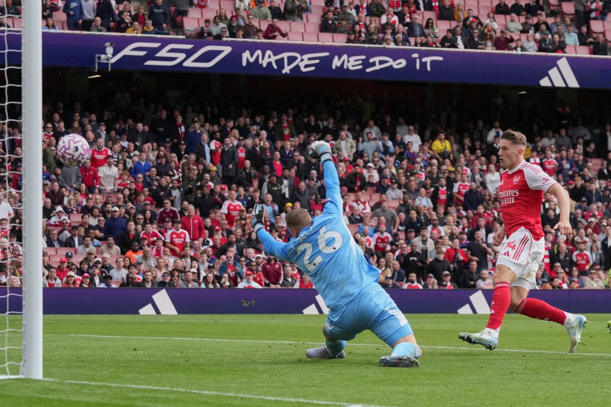 Arsenal's Viktor Gyokeres scores during the Premier League soccer match between Arsenal and Nottingham Forest in London, Saturday, Sept. 13, 2025. (AP Photo/Kin Cheung)