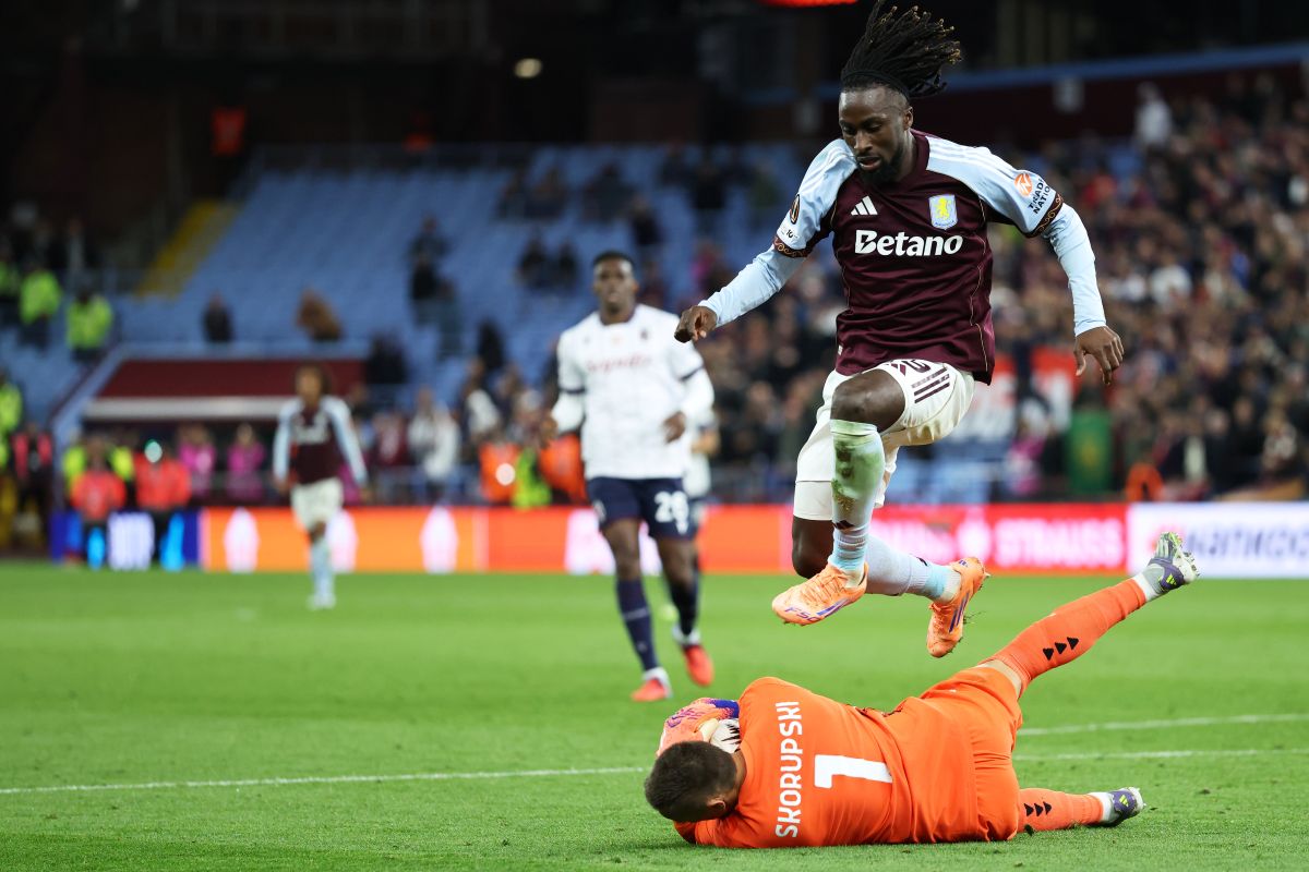 Bologna's goalkeeper Lukasz Skorupski makes a save in front of Aston Villa's Evann Guessand during the Europa League soccer match between Aston Villa and Bologna at Villa Park stadium in Birmingham, England, Thursday, Sept. 25, 2025. (AP Photo/Darren Staples)
