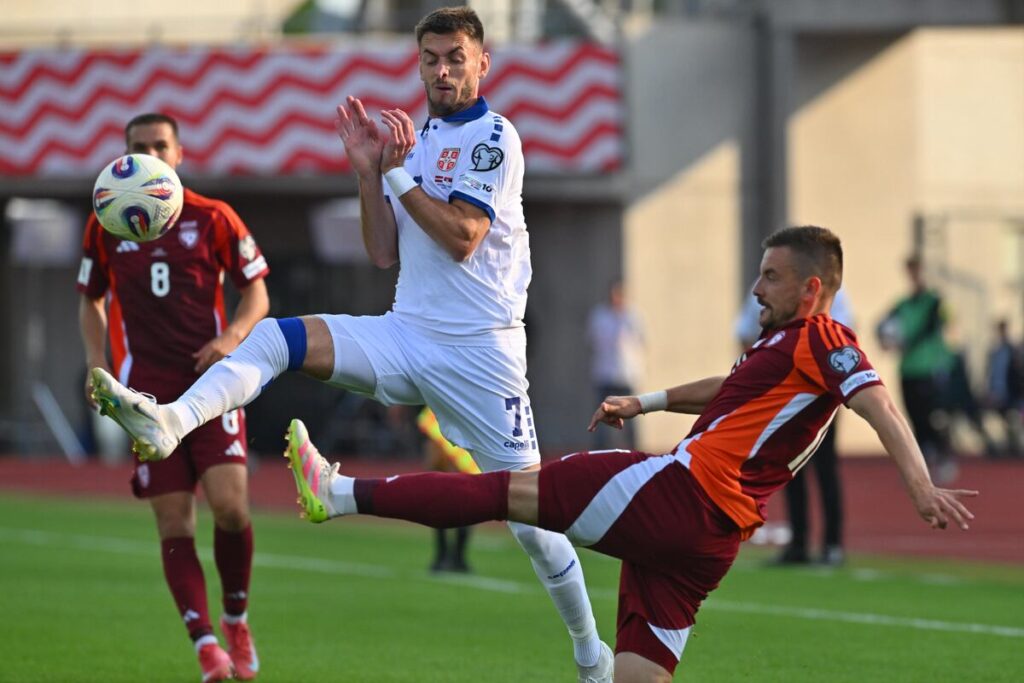 fudbaler reprezentacije Srbije na utakmici kvalifikacija za FIFA Svetsko prvenstvo protiv Letonije na stadionu Daugava, Riga 06.09.2025. godine Foto: Marko Metlas Fudbal, Reprezentacija, Srbija, Letonija, Kvalifikacije za Svetsko prvenstvo
