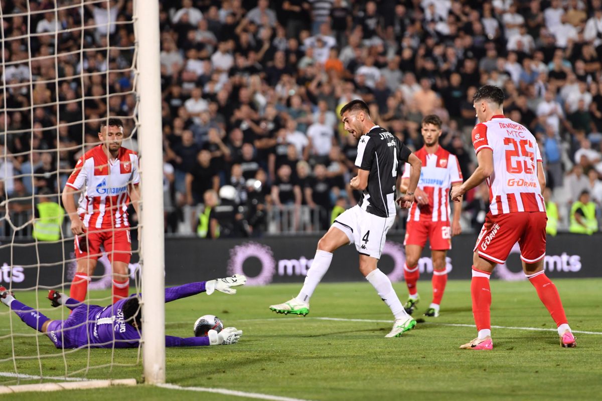 fudbaler Crvene zvezde na utakmici Superlige Prvenstva Srbije protiv Partizana na stadionu Partizana, Beograd, 20.09.2025. godine Foto: Marko Metlas Fudbal, Crvena zvezda, Superliga Prvenstvo Srbije, Partizan