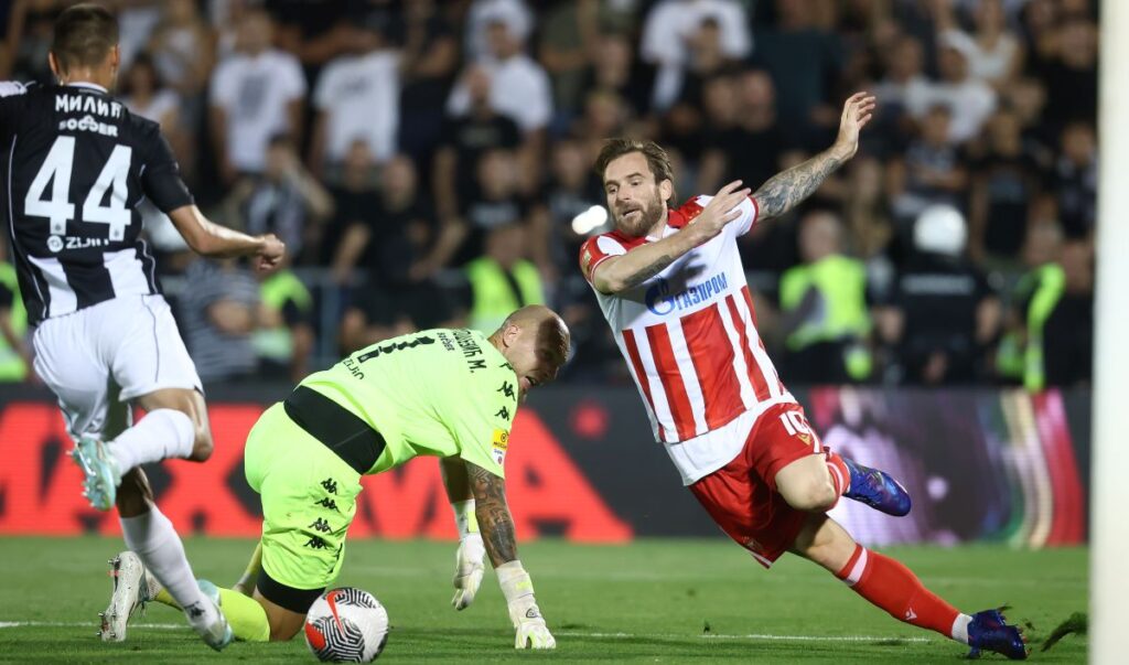 fudbaler Crvene zvezde na utakmici Superlige Prvenstva Srbije protiv Partizana na stadionu Partizana, Beograd, 20.09.2025. godine Foto: MN PRESS Fudbal, Crvena zvezda, Superliga Prvenstvo Srbije, Partizan
