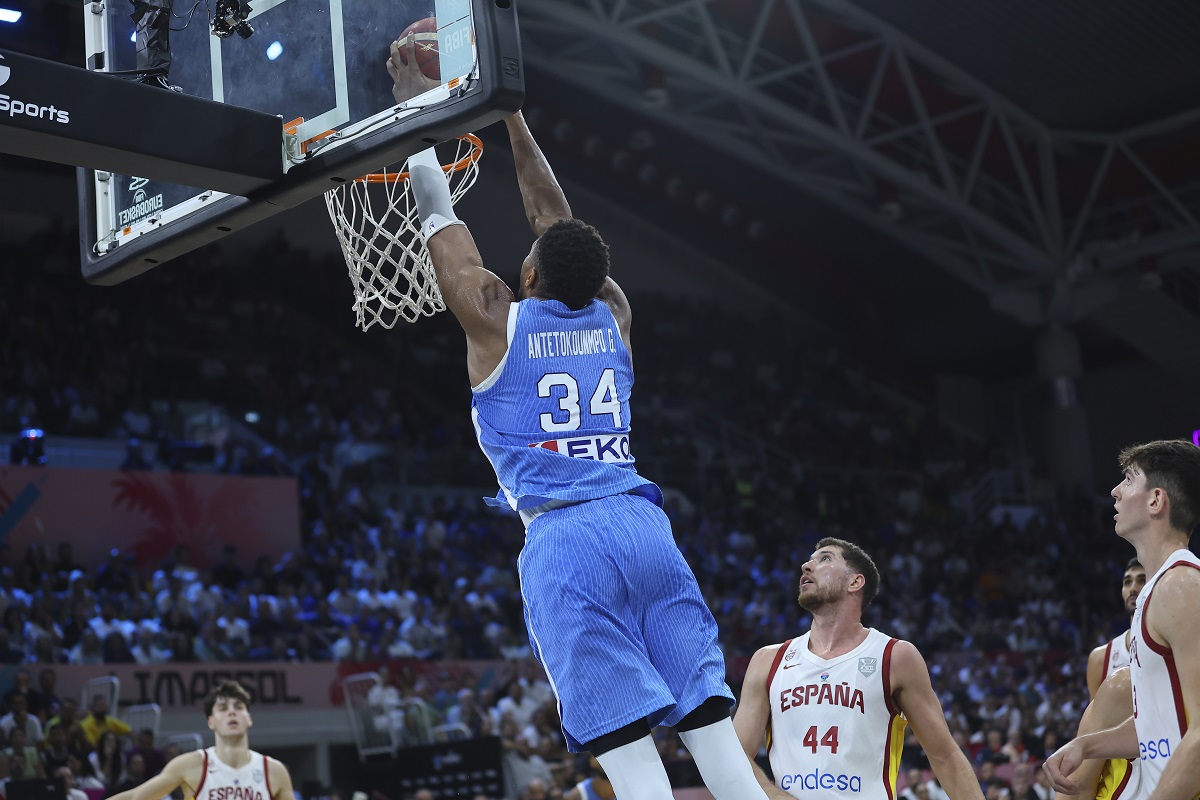 Greece's Giannis Antetokounmpo dunks the ball during the Eurobasket, European Basketball Championship Group C match between Spain and Greece at Spyros Kyprianou Arena, in Limassol, Cyprus, Thursday, Sept. 4, 2025. (AP Photo/Sakis Savvides)