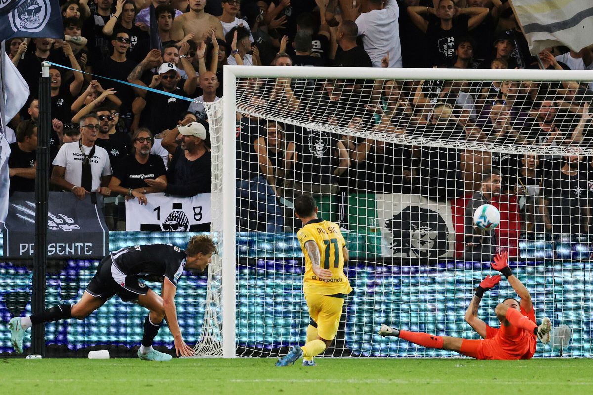 AC Milan's Christian Pulisic, center, scores during the Serie A soccer match between Udinese and AC Milan at the Bluenergy Stadium in Udine, Italy, Saturday, Sept. 20,2026. (Andrea Bressanutti/LaPresse via AP)