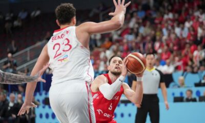 Poland's Mateusz Ponitka tries to shoot while defended by Turkey's Alperen Sengun during the Eurobasket, European Basketball Championship quarter final match between Turkey and Poland at the Riga Arena in Riga, Latvia, Tuesday, Sept. 9, 2025. (AP Photo/Sergei Grits)