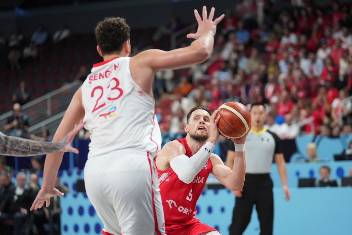 Poland's Mateusz Ponitka tries to shoot while defended by Turkey's Alperen Sengun during the Eurobasket, European Basketball Championship quarter final match between Turkey and Poland at the Riga Arena in Riga, Latvia, Tuesday, Sept. 9, 2025. (AP Photo/Sergei Grits)