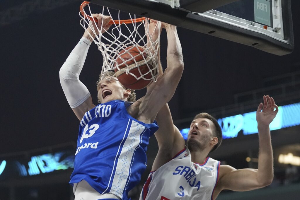 CORRECTS NAME TO LAURI MARKKANEN - Finland's Lauri Markkanen, left, and Serbia's Filip Petrusev in action during the Eurobasket, European Basketball Championship round of 16 match between Serbia and Finland at the Riga Arena in Riga, Latvia, Saturday, Sept. 6, 2025. (AP Photo/Sergei Grits)