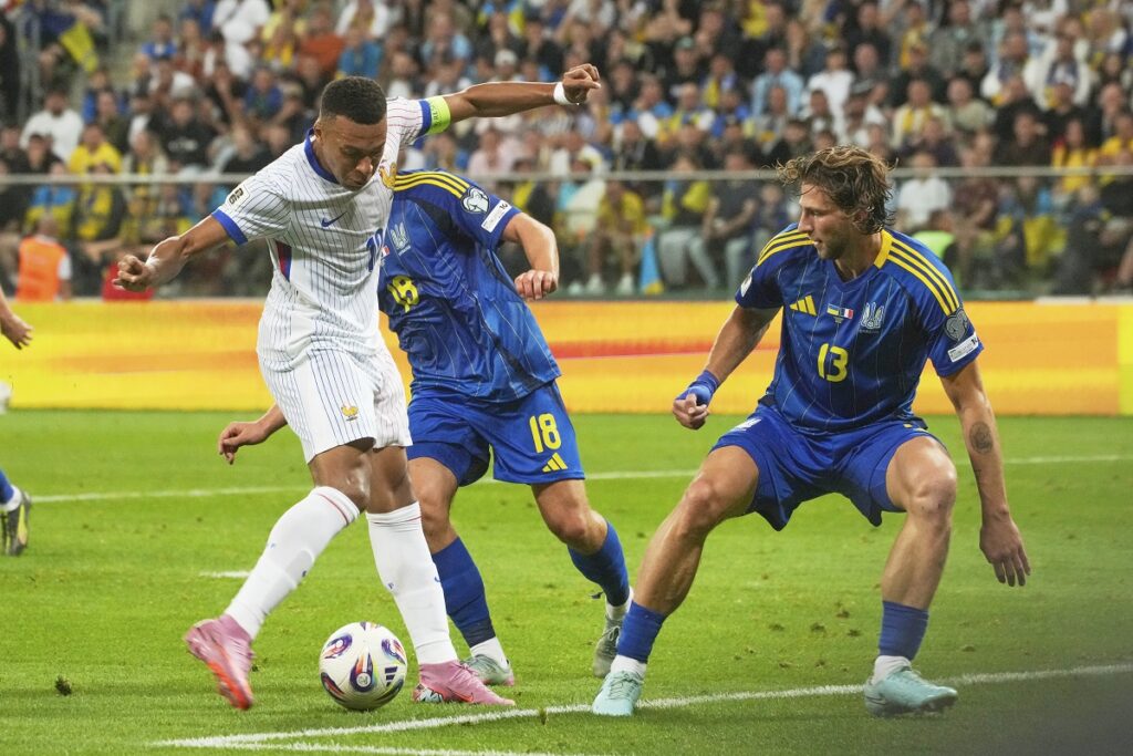France's Kylian Mbappe, left, makes an attempt to score during the 2026 FIFA World Cup qualifying soccer match between Ukraine and France at Tarczynski Arena in Wroclaw, Poland, Friday, Sept. 5, 2025. (AP Photo/Czarek Sokolowski)