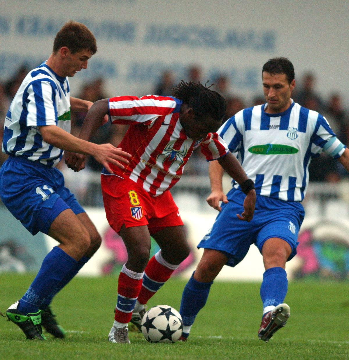 FUDBAL - Kiki Musampa, fudbaler Atletika, na utakmici protiv OFK Beograd, u duelu sa Branislavom Ivanovicem.Beograd, 28.07.2004. snimio:N.Parausic ?